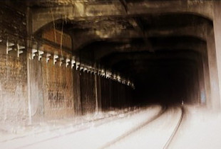 Në rrugën drejt Prishtinës, përmes tunelit pa ndriçim ku të gjithë jemi të zhytur në hallin vetjak flitet shumë pak... (Foto: Velimir Ćurgus)