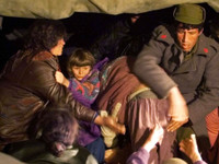 Refugjatët shqiptarë nga rajoni i Skenderajt nxitojnë drejt kamionit të tejmbushur