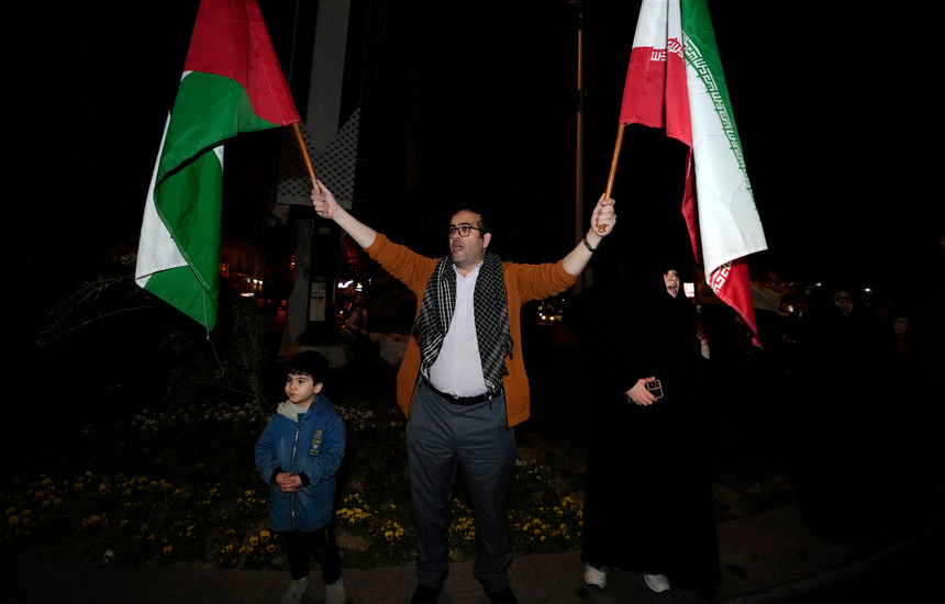 Qytetaret ne rruge, duke festuar sulmin e Iranit ndaj Izraelit