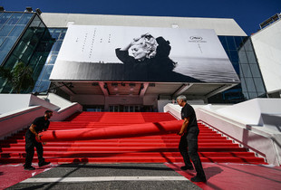 Shtrimi i tapetit të kuq të edicionit të 76-të të Festivalit të Filmit në Cannes, më 13 maj 2023 (Foto: AFP)