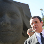 Kryeministri Albin Kurti duke biseduar pas nderimeve te memoriali Heroinat