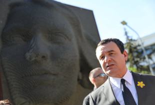 Kryeministri Albin Kurti duke biseduar pas nderimeve te memoriali Heroinat