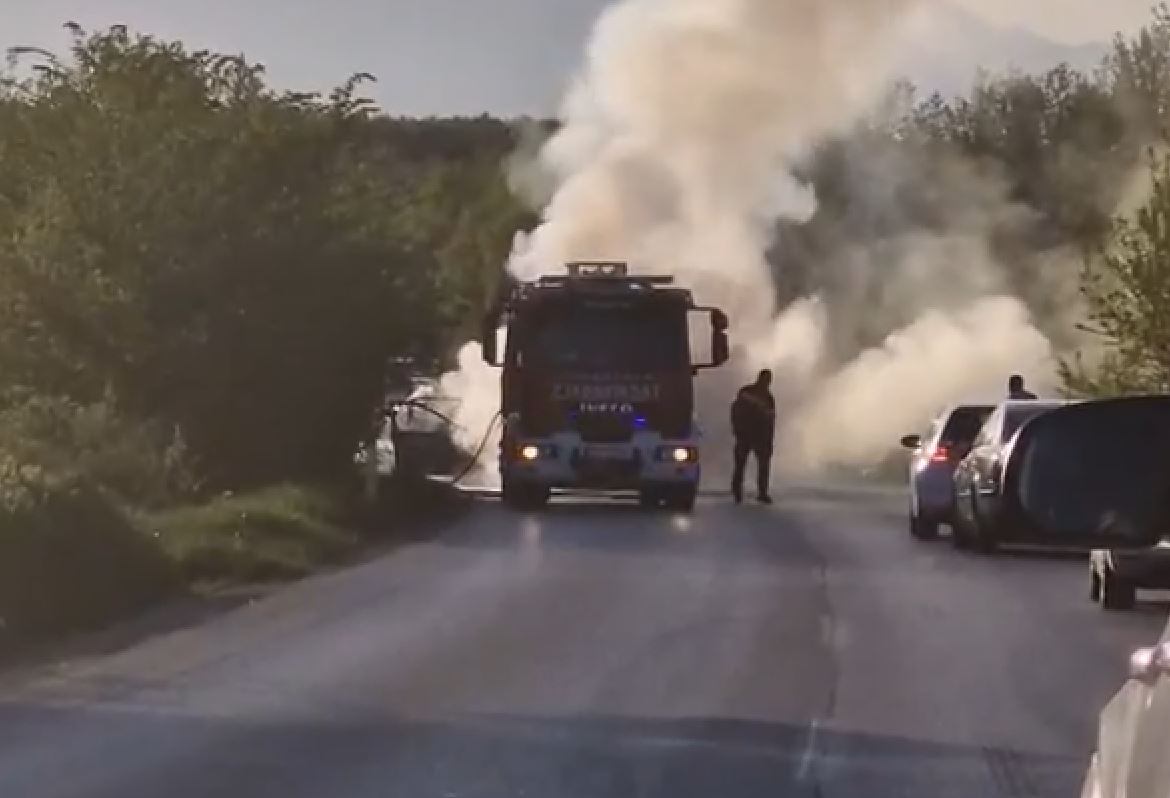 Digjet një veturë në Klinë