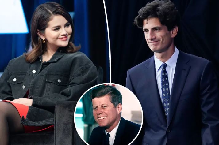 Selena Gomez, John Schlossberg dhe John F. Kennedy