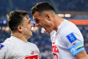 Xherdan Shaqiri e Granit Xhaka duke festuar