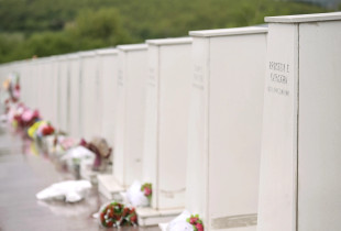 Varrezat e viktimave të masakrës në Çikatovë të Vjetër më 17 prill 1999