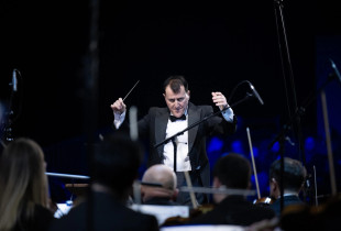 Baki Jashari duke dirigjuar koncertin për 16-vjetorin e Pavarësisë së Kosovës në sallën “AMC” në periferi të Prishtinës, më 17 shkurt 2024 (Foto: Arben Llapastica)