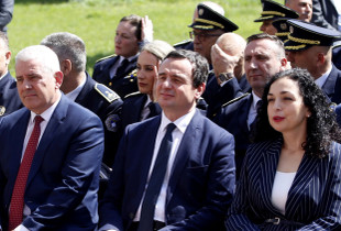 Dejan Jankoviq në ceremoninë e 23-vjetorit të themelimit të Policisë së Kosovës. Pas kryeministrit Albin Kurtit dhe presidentes Vjosa Osmani
