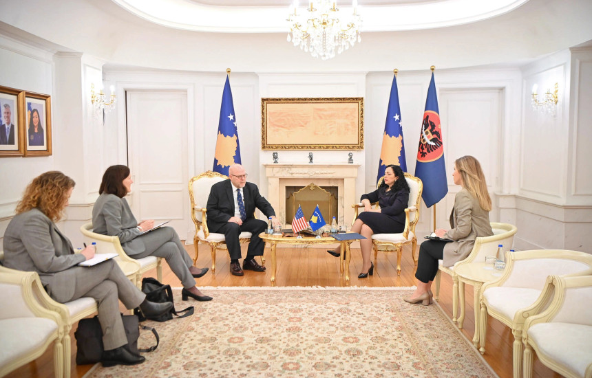 Presidentja Vjosa Osmani dhe ambasadori amerikan në Kosovë, Jeffrey Hovenier