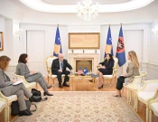 Presidentja Vjosa Osmani dhe ambasadori amerikan në Kosovë, Jeffrey Hovenier