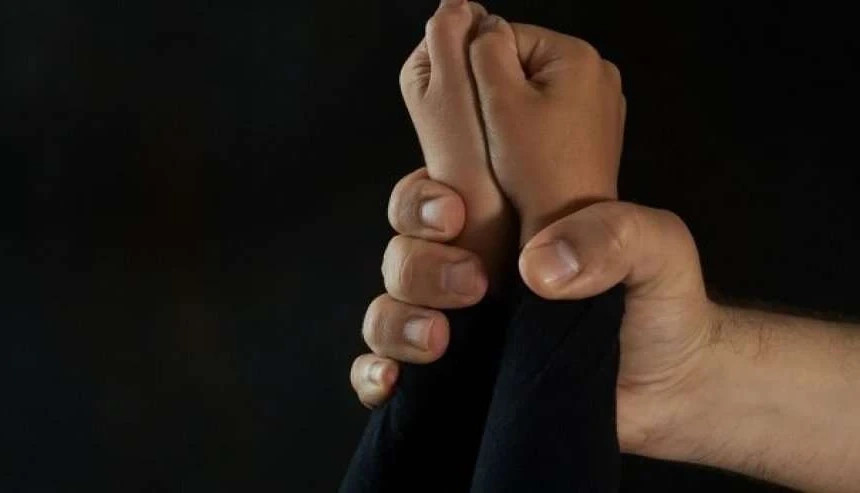 Djali sulmon nënën  vëllain dhe zyrtarët policorë në Pejë