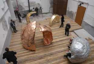 “Heshtjet kumbuese të metalit dhe lëkurës” në edicionin e 60-të të Pavijonit të Kosovës në Bienalen Ndërkombëtare të Artit në Venecie (Foto: Majlinda Hoxha)