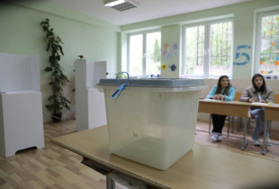 Qendra e votimit ne fshatin Lipe, kutia e votimit