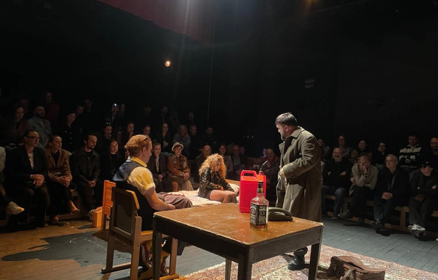 Skenë nga premiera e shfaqjes “Një dorëzim në Spokan” në Teatrin e Qytetit të Gjilanit