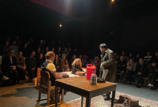 Skenë nga premiera e shfaqjes “Një dorëzim në Spokan” në Teatrin e Qytetit të Gjilanit