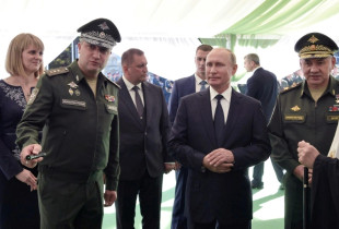 Presidenti rus, Vladimir Putin bashkë me ministrin rus të Mbrojtjes, Sergei Shoigu dhe zëvendësministrin Timur Ivanov