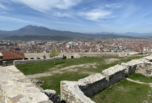 Kalaja e Prizrenit, njëri prej monumenteve kryesore, është shembulli i dështimit në qasje ndaj trashëgimisë kulturore