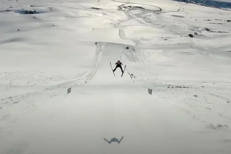 Skitari japonez vendos rekord, kërceu 291 metra
