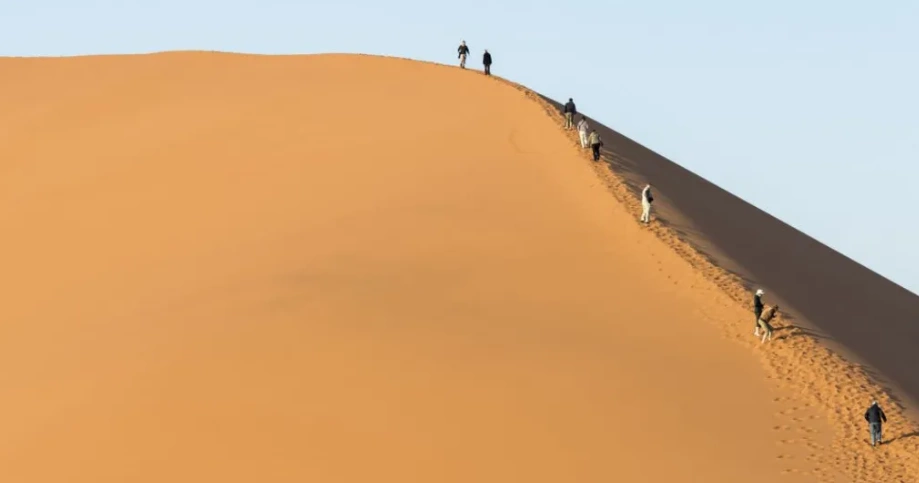 Dënohet veprimi i tre turistëve që pozuan lakuriq në një vend turistik në Namibi