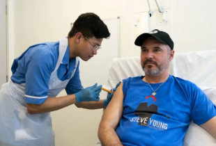 Pacienti Steve Young duke marrë vaksinën e parë të personalizuar kundër melanomës