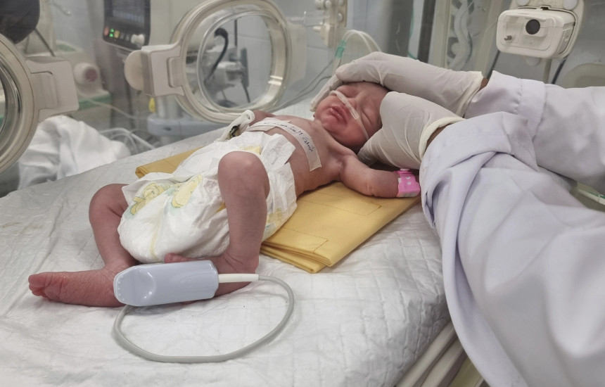 Foshnja Sabreen në spital