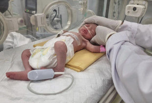 Foshnja Sabreen në spital