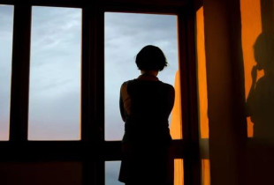 Burri që e përdhunoi gruan u përpoq ta bindte gjykatën në Angli se ishte vetë viktimë