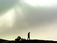 Refugjat shqiptar nga Kosova në mëngjesin e të martës së 18 majit të vitit 1999 në kampin e refugjatëve në Stenkovec (Foto: Associated Press)