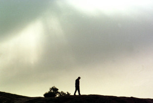 Refugjat shqiptar nga Kosova në mëngjesin e të martës së 18 majit të vitit 1999 në kampin e refugjatëve në Stenkovec (Foto: Associated Press)