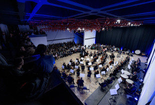 Melodive të ndjeshme e emocionale, por edhe dinamike e harmonike të Orkestrës, u ka shtuar sharm loja e Alba Shkrelit në piano (Foto: Arben Llapashtica)