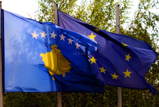 Kosova flamuri - EU Bashkim Evropian BE