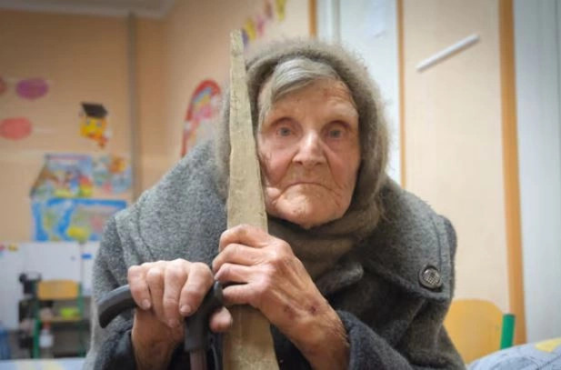 Ukrainasja 98-vjeçare eci kilometra rrugë vetëm për t’iu ikur rusëve