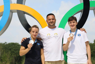 Trajneri Driton Kuka dhe dy medalistet e "Parisi 2024", Distria Krasniqi e Laura Fazliu
