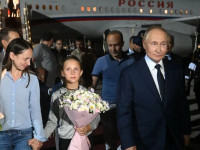 Vladimir Putin duke pritur të burgosurit e liruar nga shtetet perëndimore