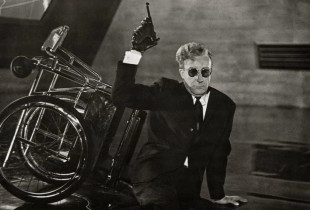 Peter Seller në rolin e presidentit të paefektshëm, Merkin Muffley në “Dr. Strangelove” të Stanley Kubrickut, i lansuar më 1964, e që të premten mbrëma ka qenë i pari film që e ka ndezur projektorin e “DokuFestit”