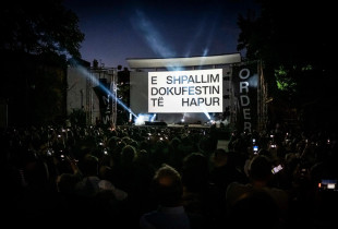“E shpallim DokuFestin të hapur” në projektor ka shënuar mbylljen e ceremonisë së hapjes. Është përcjellë me shumë brohoritje e duartokitje nga publiku, për t’i lënë vend filmit të Kubrickut (Foto: Elmedina Arapi, Agon Dana)