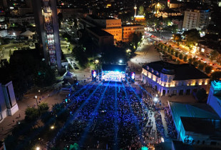 Sheshi “Skënderbeu” të premten mbrëma është mbërthyer nga tingujt operistikë me koncertin gala në përmbyllje të edicionit të katërt të Festivalit Ndërkombëtar të Operës Rame Lahaj (Foto: Lluka Murati)