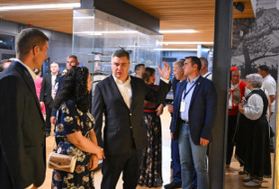 Presidenti i Kroacisë, Zoran Milanoviq dhe presidentja Vjosa Osmani në organizimin “Sinsjka Alka”