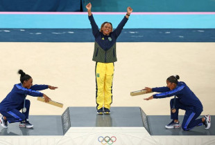 Simone Biles (majtas), Rebeca Andrade dhe Jordan Chiles (djathtas).