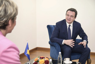 Kryeministri Albin Kurti dhe kryetarja e zgjedhur e Preshevës, Ardita Sinani