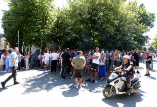 Protesta e serbeve ne veri te Kosoves, pas arrestimit te dy politikaneve