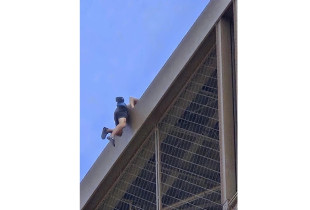 Një burrë ngjitet në Kullën Eiffel, evakuohet zona