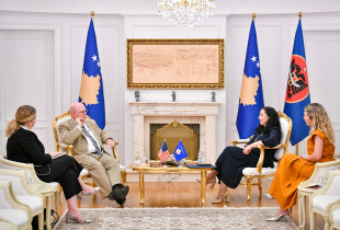 Vjosa Osmani me Jeffrey Hovenierin