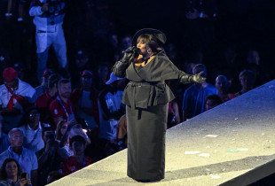 Yseult në Stade de France duke performuar "My Way"