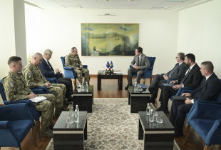 Kryeministri Albin Kurti në takim me komandantin e misionit të NATO-s në Kosovë, KFOR, Oezkan Ulutash