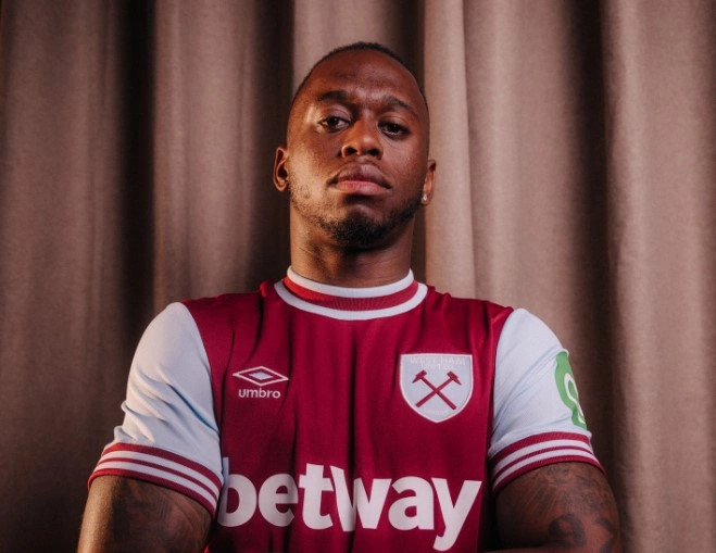 Aaron Wan-Bissaka me fanelle te West Ham Unitedit