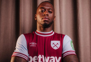 Aaron Wan-Bissaka me fanelle te West Ham Unitedit