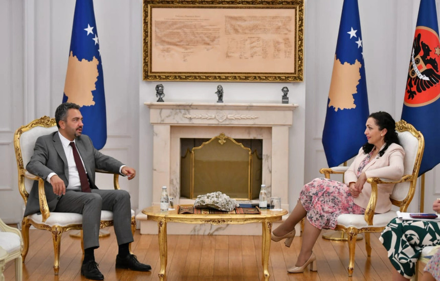 Presidentja Vjosa Osmani dhe kryesuesi i Komisionit Qendror të Zgjedhjeve, Kreshnik Radoniqi