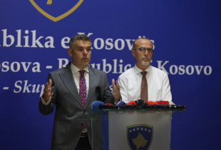 Bekim Haxhiu e Ardian Kastrati - deputetët e PDK-së në konferencë për media
