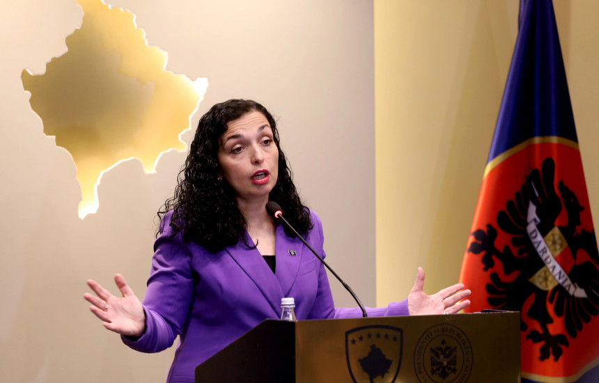 Vjosa Osmani në konferencë për shtyp